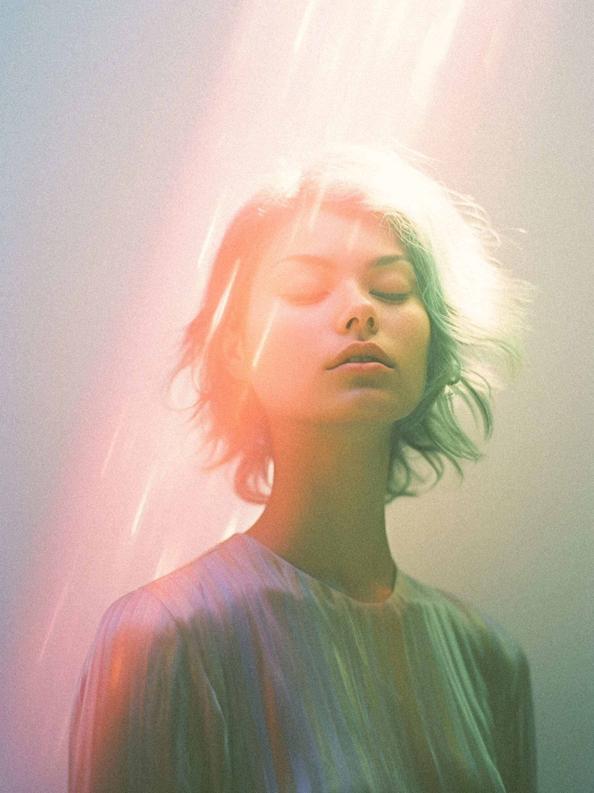 Portrait d'une femme éclairée par les rayons de soleil sur le haut de sa tête, avec ses cheveux et une partie de son visage éclairés